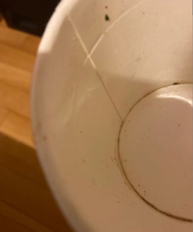 有些泡麵碗裡有標示「注水線」。（圖／翻攝自Dcard）