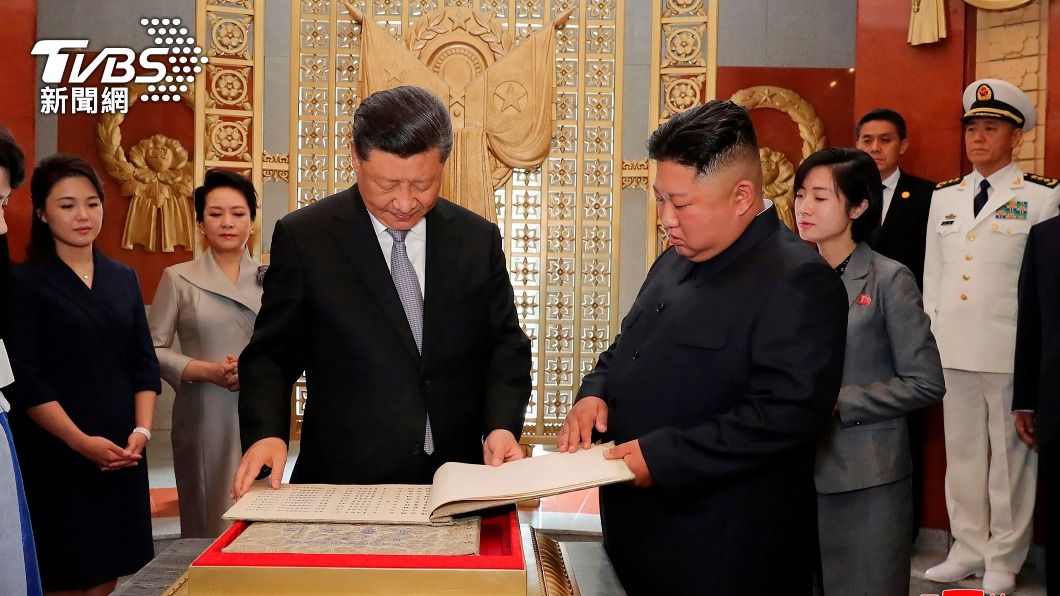 習近平與金正恩閱讀韓戰期間死亡的將士名冊。(圖/達志影像美聯社)