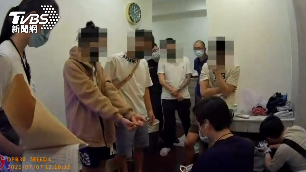 警方查獲7人開毒趴,將他們上銬並依相關法規移送嚴懲。(圖/警方提供)