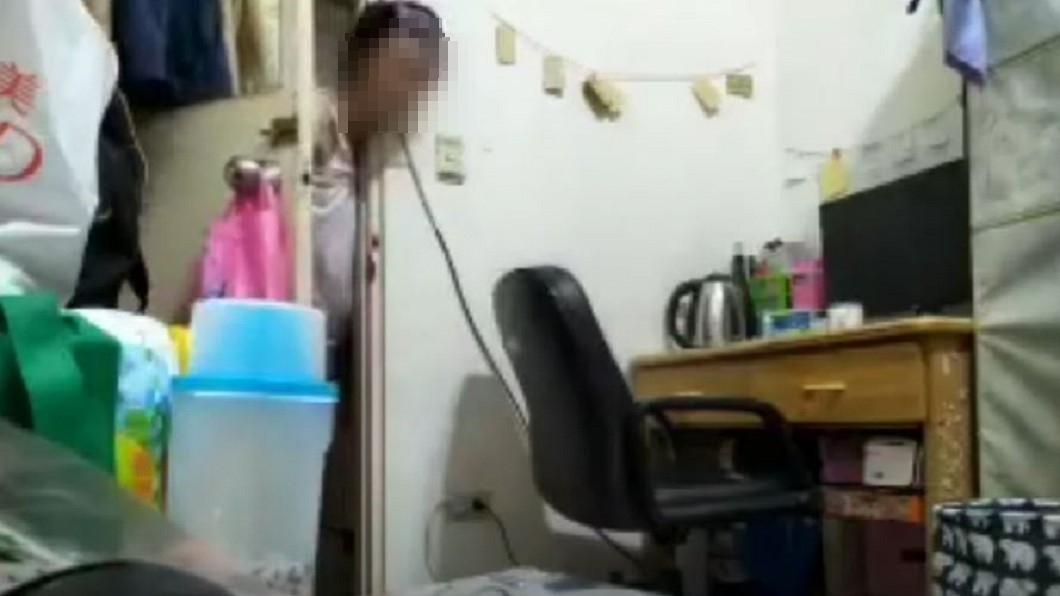 房客趁著原PO洗澡不在房間時,偷偷打開房門偷看。(圖/翻攝自爆料公社公開版臉書)