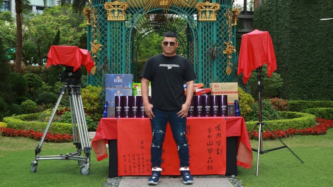 含羞草違法和10多名友人群聚喝酒。(圖/翻攝自含羞草臉書)