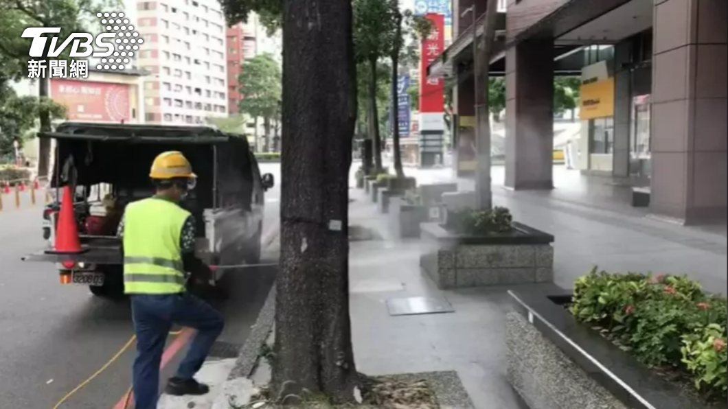 新光三越台中港店今日休館，環保局派人進行消毒。（圖／台中市政府提供）