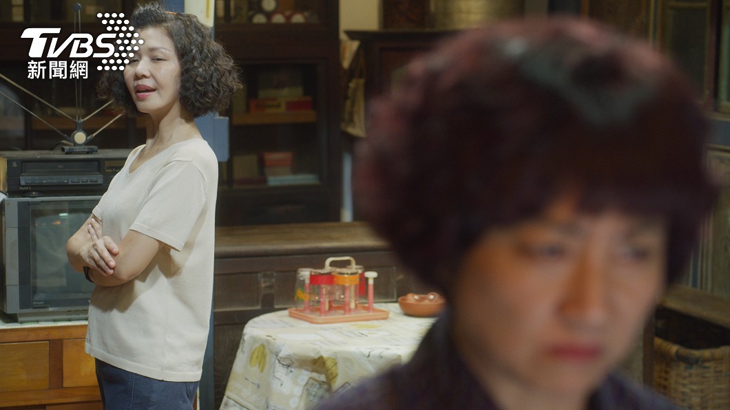 于子育說婆媳這場戲,要以一種「不太看人」的演出方式講話。(圖/華視、CATCHPLAY提供)