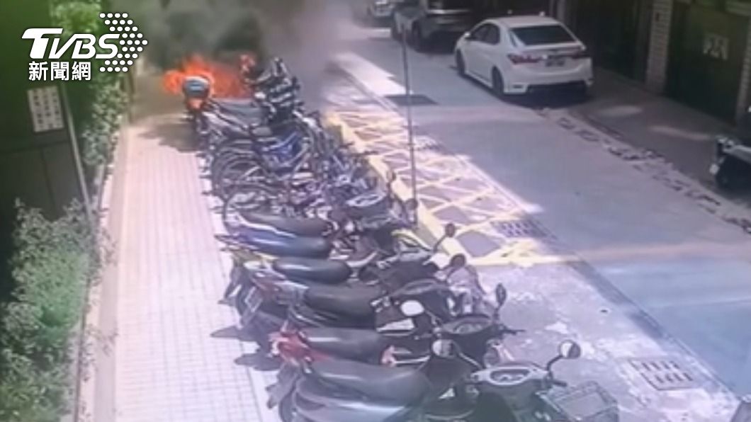 一輛電動車突然冒煙起火。(圖/TVBS)