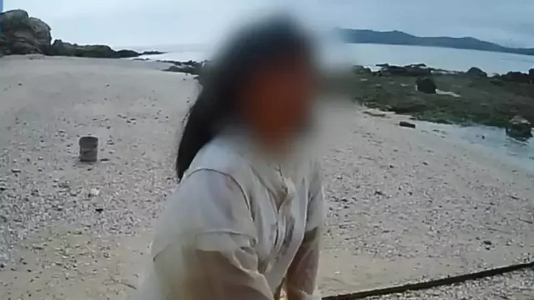 大陸一名少女因為太過叛逆，父母親將她帶到無人島磨練。（圖／翻攝自正觀新聞微博）