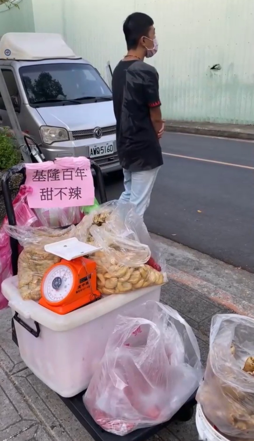 李小弟叫賣基隆甜不辣。(圖/楊凱婷Facebook)
