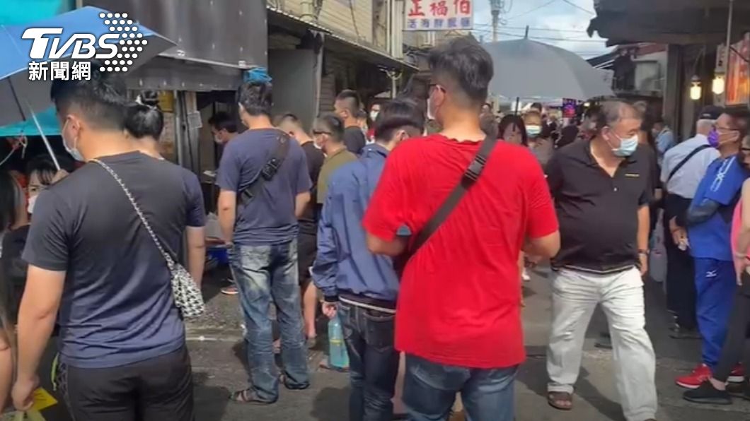 還沒微解封竹圍漁港人潮多 市場內攤販生意卻慘淡