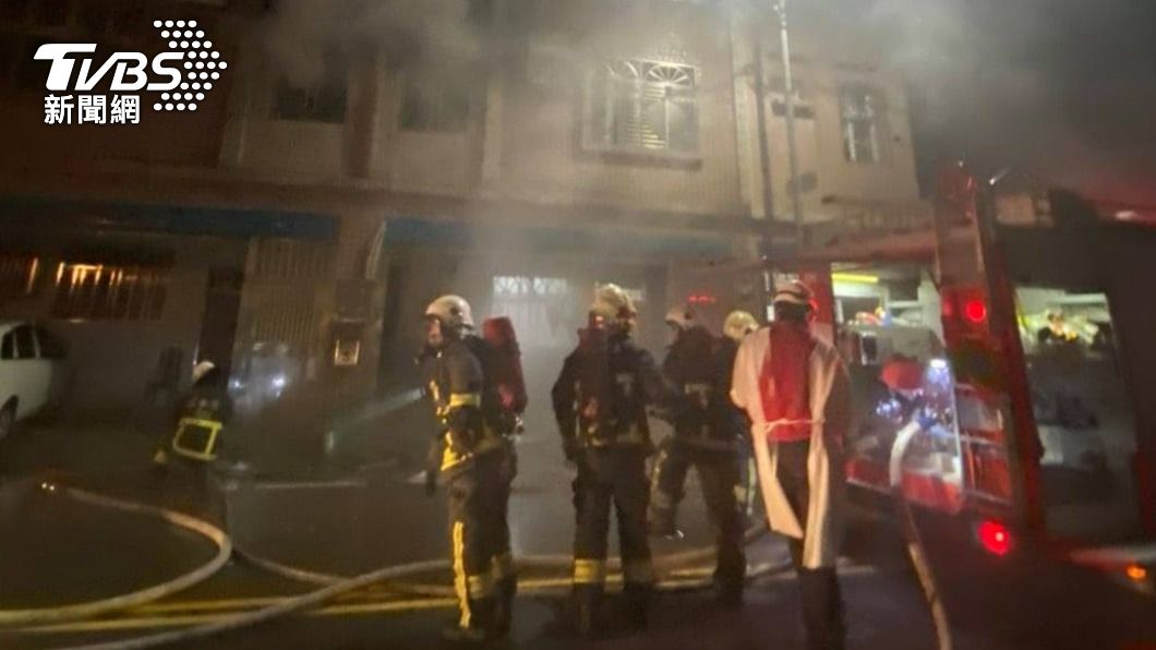 苗栗頭份一處民宅發生火警,消防人員佈水線灌救。(圖/苗栗縣消防局提供)