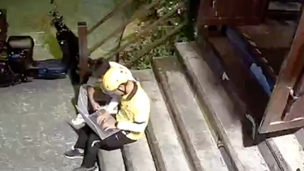 看歐洲盃遭打斷!工程師哭坐路邊加班 外送員路過神救援