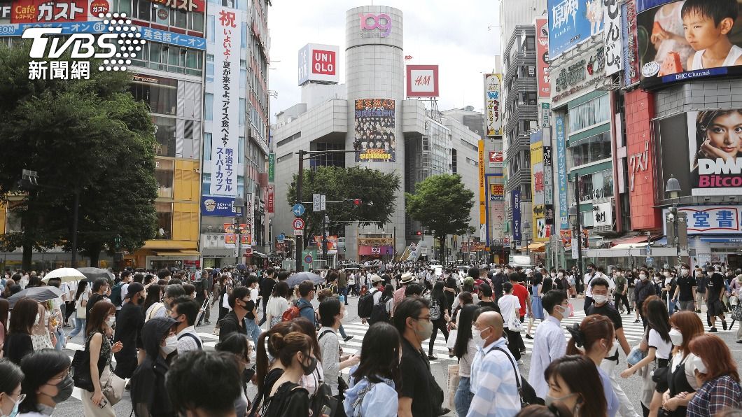 解除緊急宣言後鬧區人潮激增成病毒擴大傳播主因。(圖/達志影像美聯社)