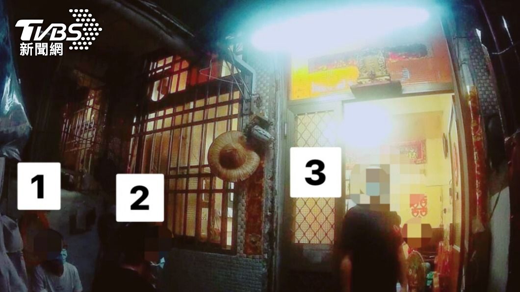 高雄市一間神壇聚集11人問事,警方依規定開單告發。(圖/警方提供)