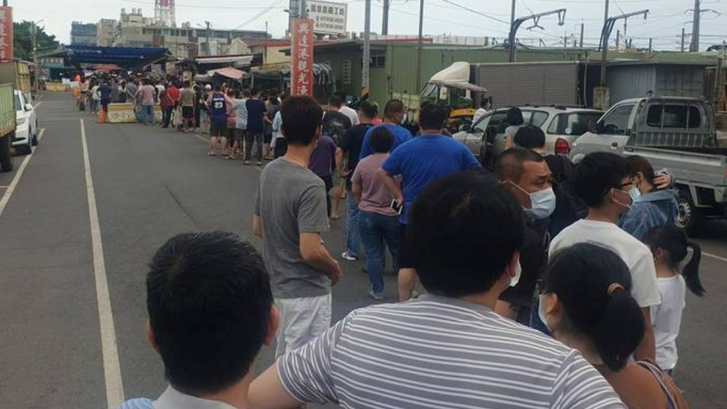 微解封!興達港漁市2天爆7千人 高市府勒令休市清消