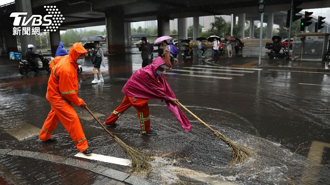 暴雨轟炸 北京取消數百航班、河北民眾抱樹自救