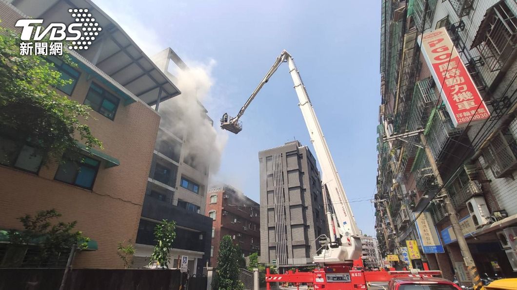 汐止公寓火警冒濃煙 消防20分鐘控制火勢