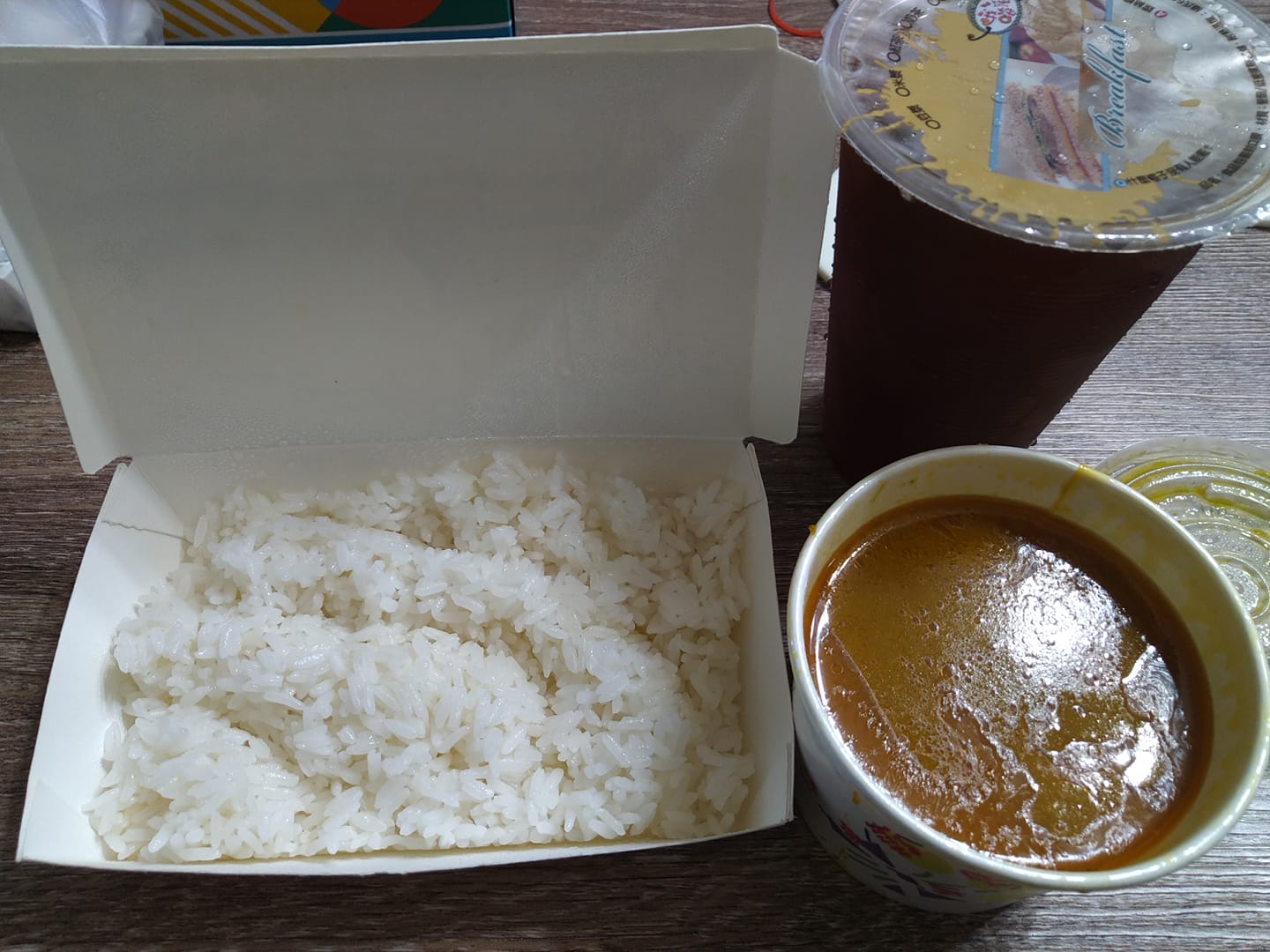 網友訂購咖哩飯,結果餐點內容物稀少、飯也沒熟。(圖/翻攝自爆怨2公社臉書)