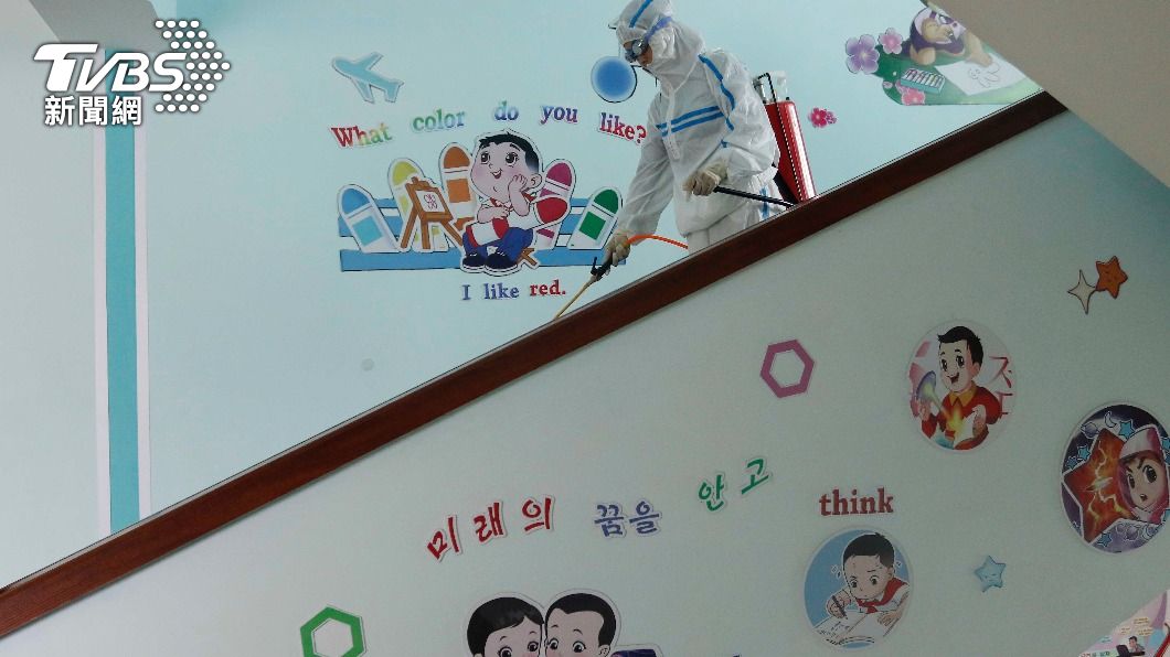 工作人員在平壤一所小學進行消毒作業。(圖/達志影像美聯社)