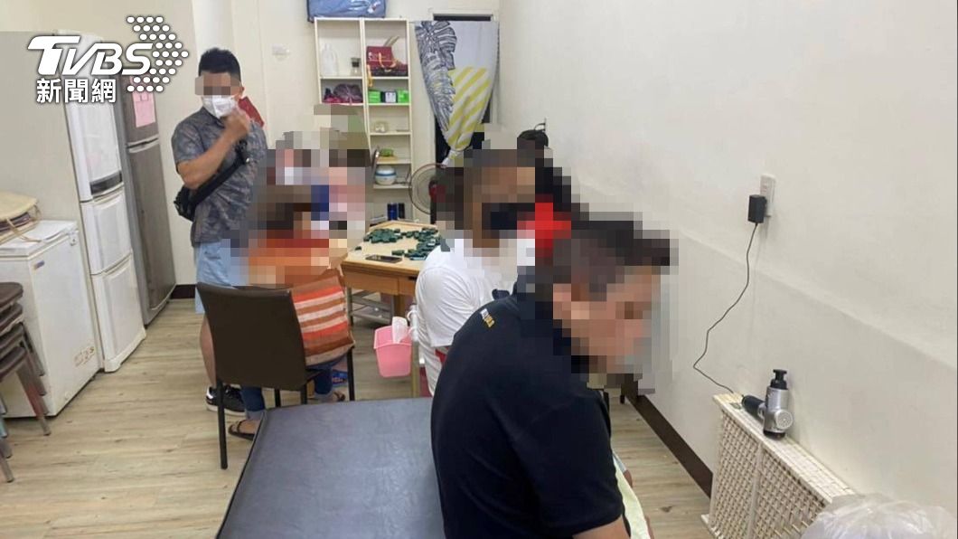 北市警查獲12人未戴罩聚賭　現場還有按摩師服務