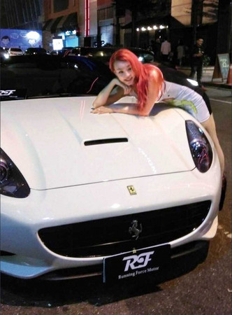 張婷婷日前開心宣布將再買一輛新的法拉利。(圖/翻攝自張婷婷臉書)