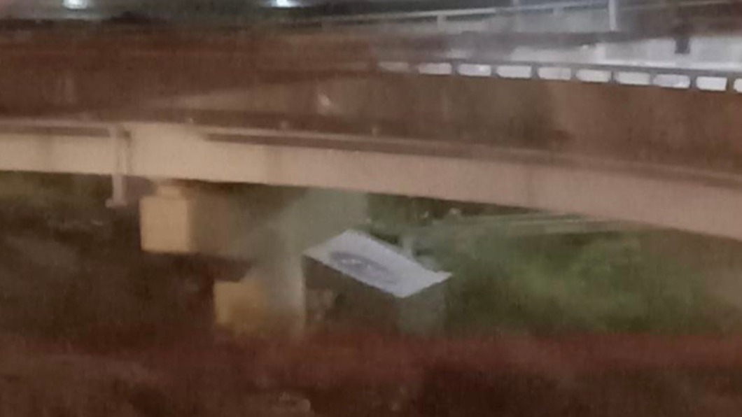 今日驚傳1輛物流貨車從台64線摔落。(圖/翻攝記者爆料網)