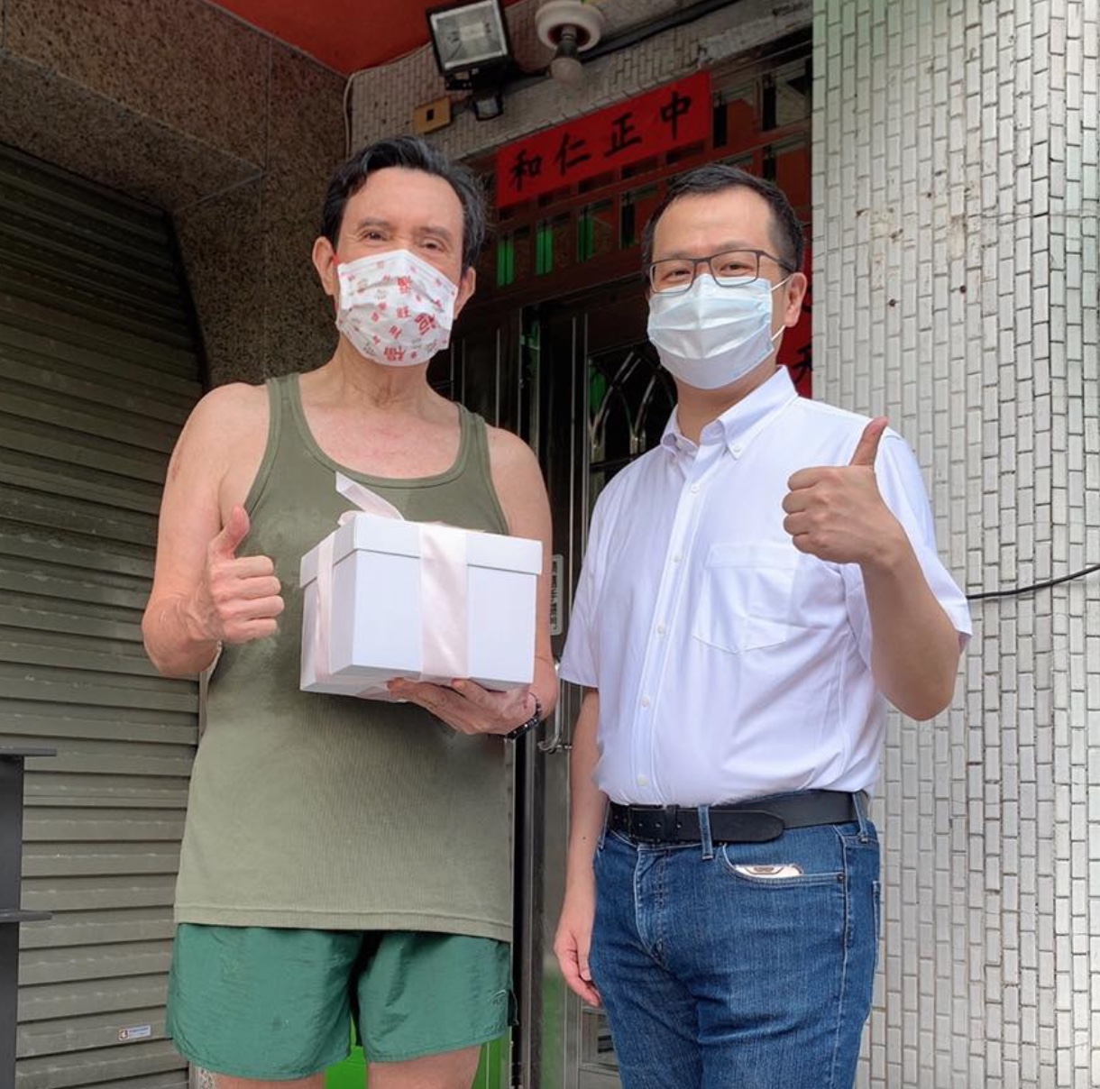 馬英九今天生日,北市議員羅智強特別趁他晨運時,前往祝賀。(翻攝羅智強臉書)