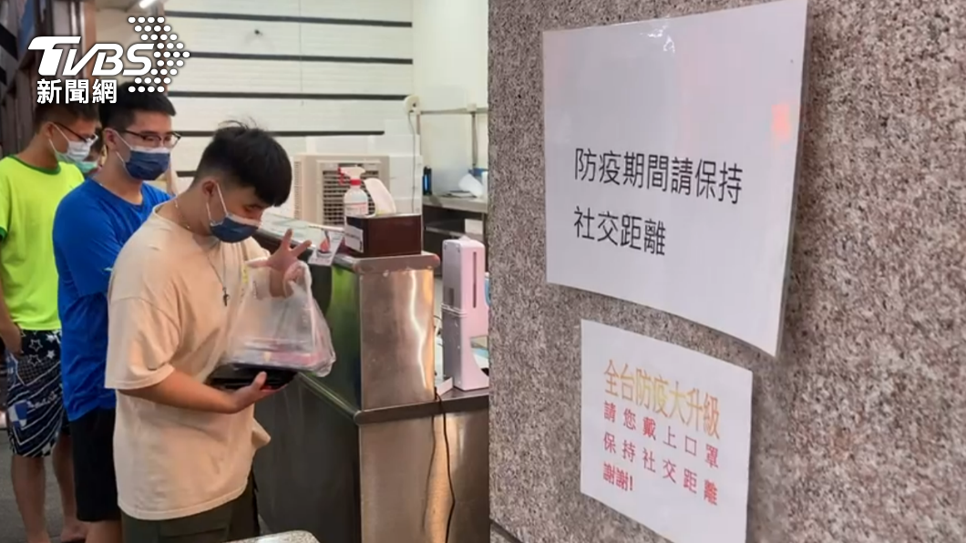 雖店外有張貼公告要客人保持社交距離,但民眾反應現場人潮多難以維持。(圖/民眾提供)