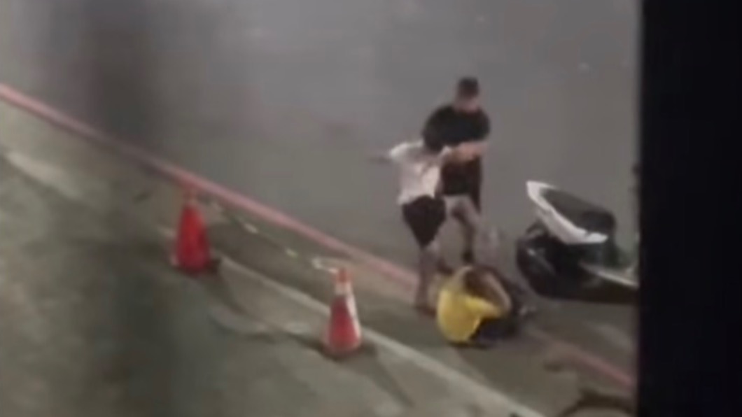 狂巴頭又腳踹!朋友閒聊爆發口角 2打1全武行