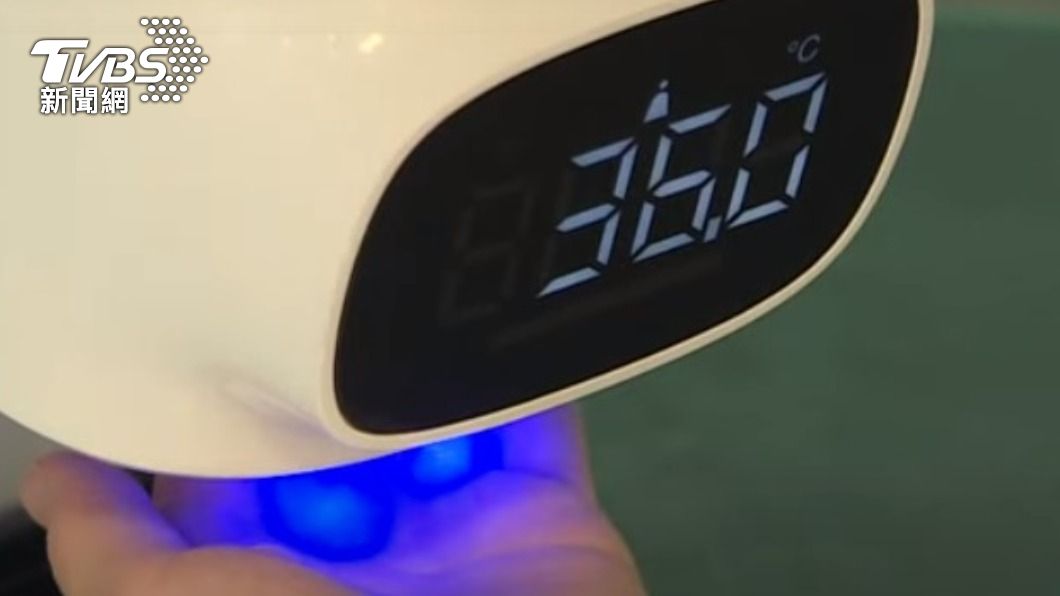 食藥署提醒,目前並未核准以量測手掌溫度用於發燒篩檢的產品。(圖/TVBS)