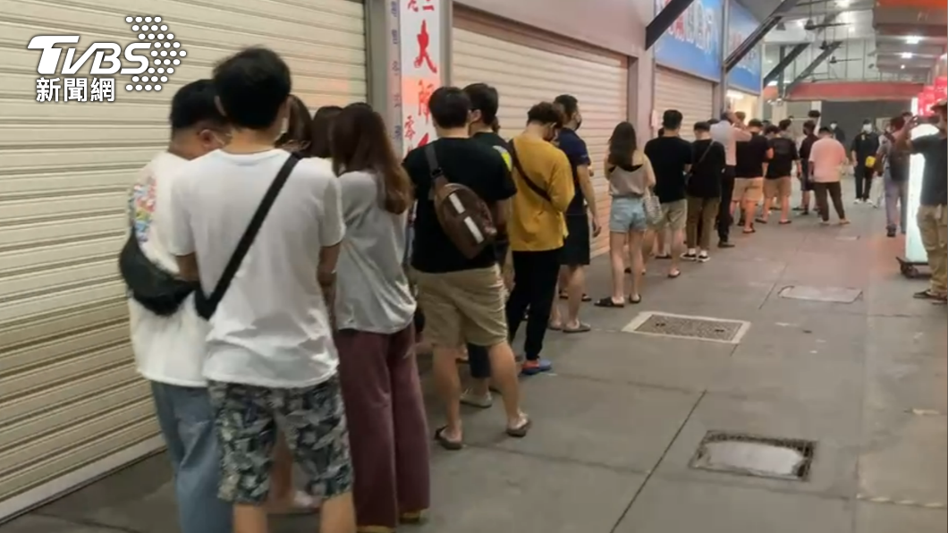 擋不住誘惑! 微解封首日直擊生魚片店大排長龍