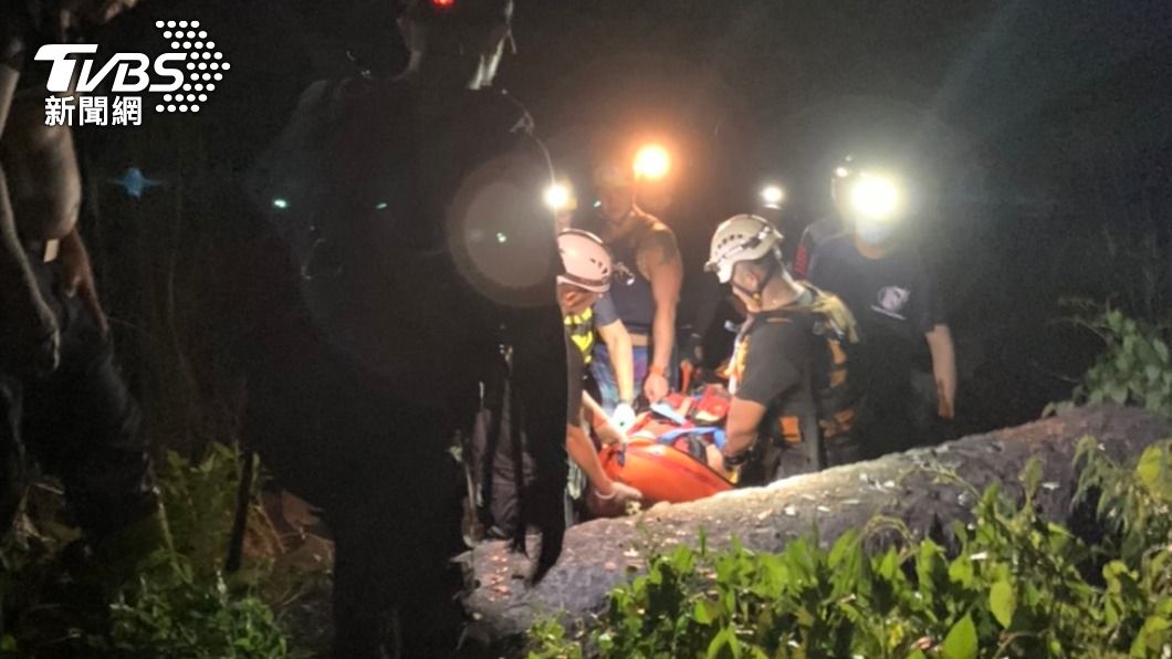 消防員搬運遺體下山。(圖/TVBS)