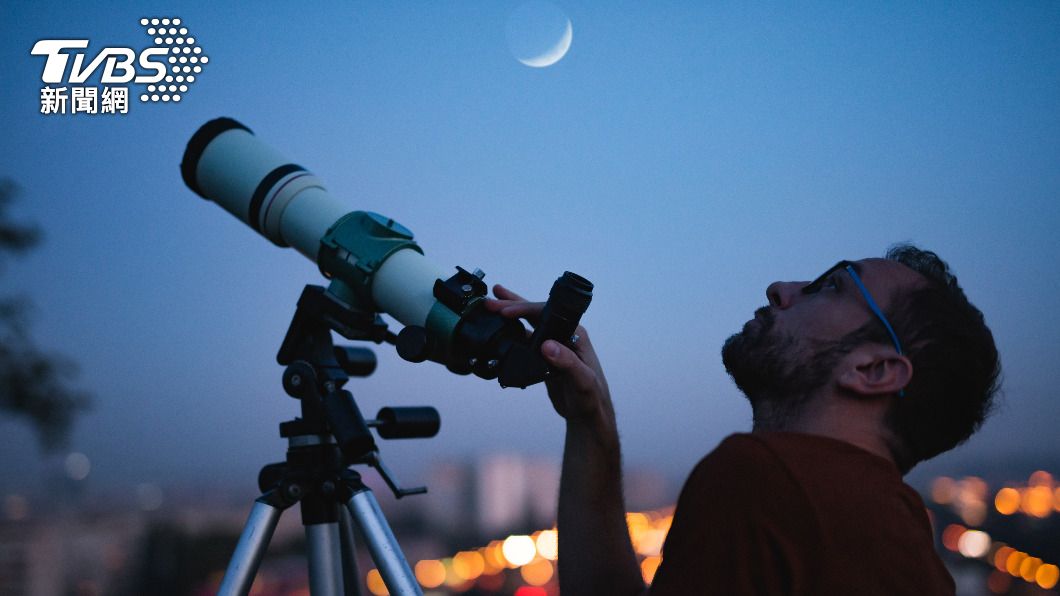 天文館建議民眾可使用雙筒望遠鏡觀看「火星合金星」。(示意圖/shutterstock達志影像)