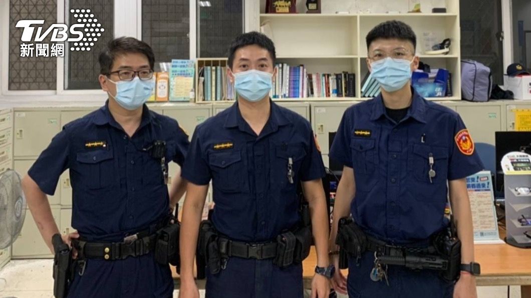 警員陳俊瓏(左)、蕭祐宸(中)、常蕎麟(右)輪番勸說婦人。(圖/TVBS)