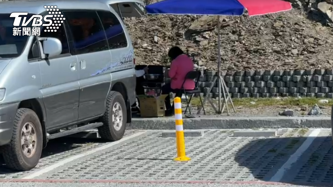 微解封首日，有民眾在武嶺停車場炊煮。（圖／TVBS）