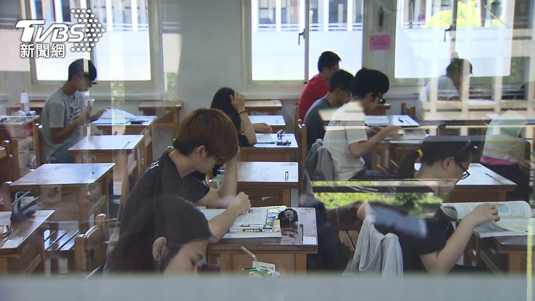 考生可上網查詢成績。（圖／TVBS）