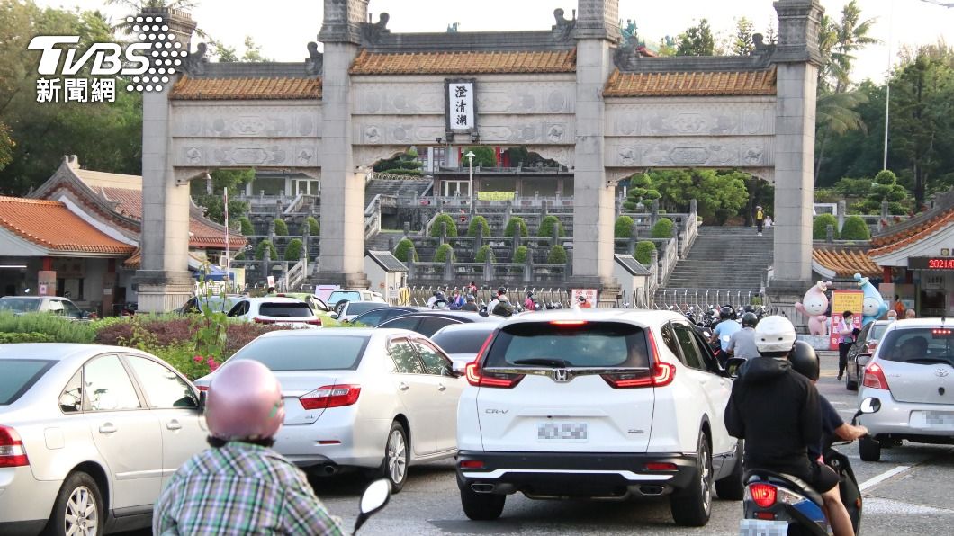 高雄澄清湖風景區有條件開放,上午湧現車潮。(圖/中央社)