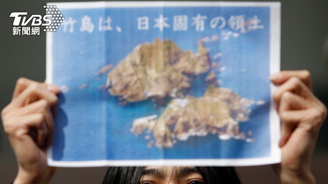 日本民眾表示竹島(韓稱獨島)為日本領土。(圖/達志影像路透社)