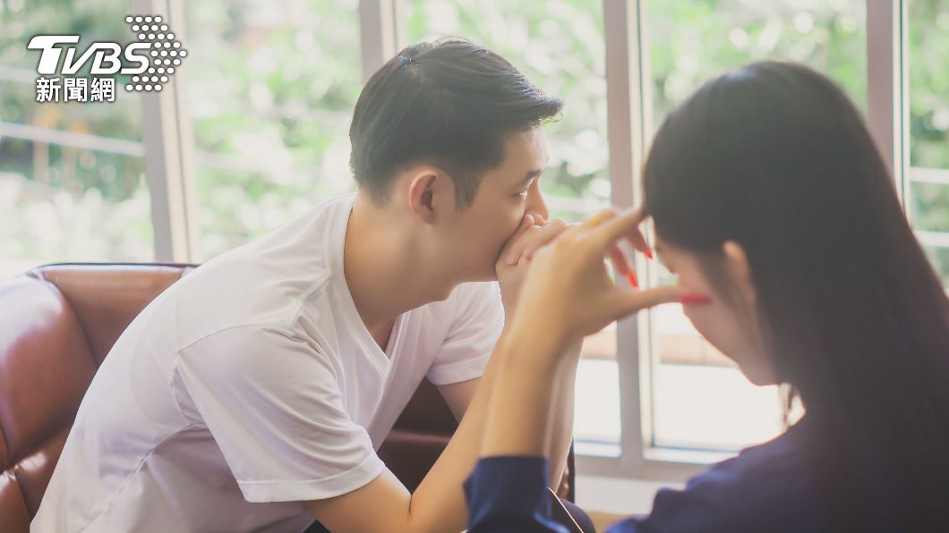 長期關在家裡引發的摩擦衝突變多,恐加重身心壓力。(示意圖/shutterstock達志影像)