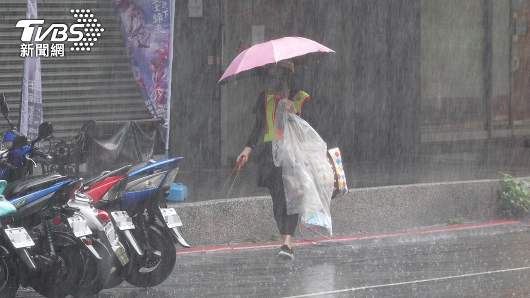 氣象局下午發布大雨特報。（圖／中央社資料照）
