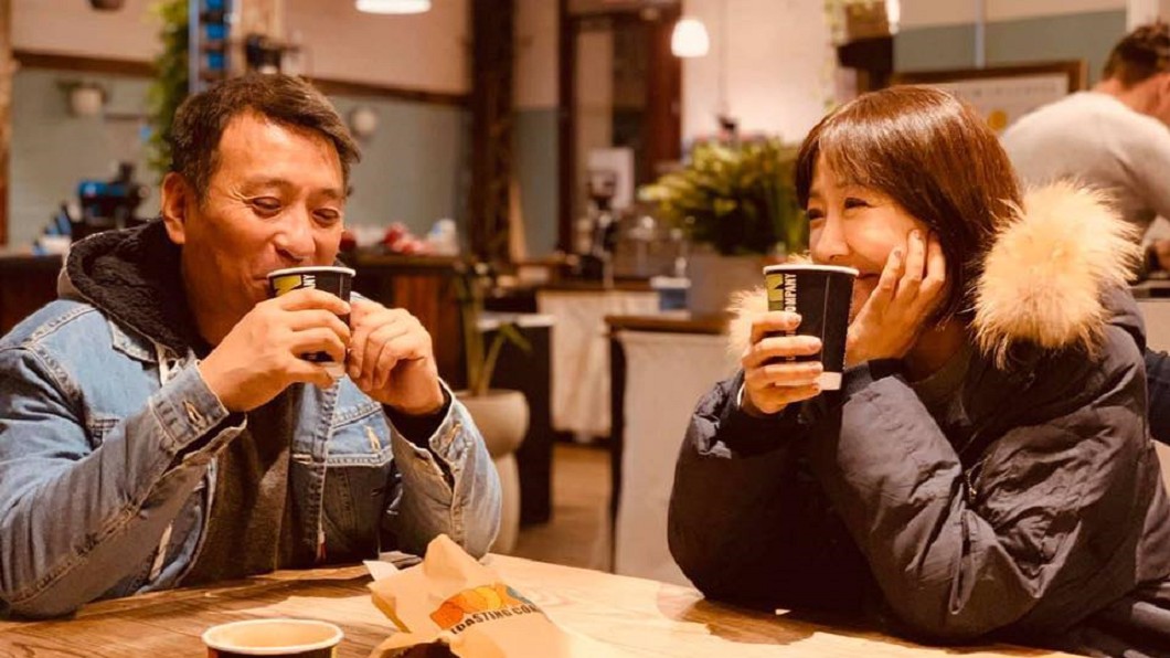 搞怪婚紗照出土!余皓然見「25年後微解封」竟嘆這句