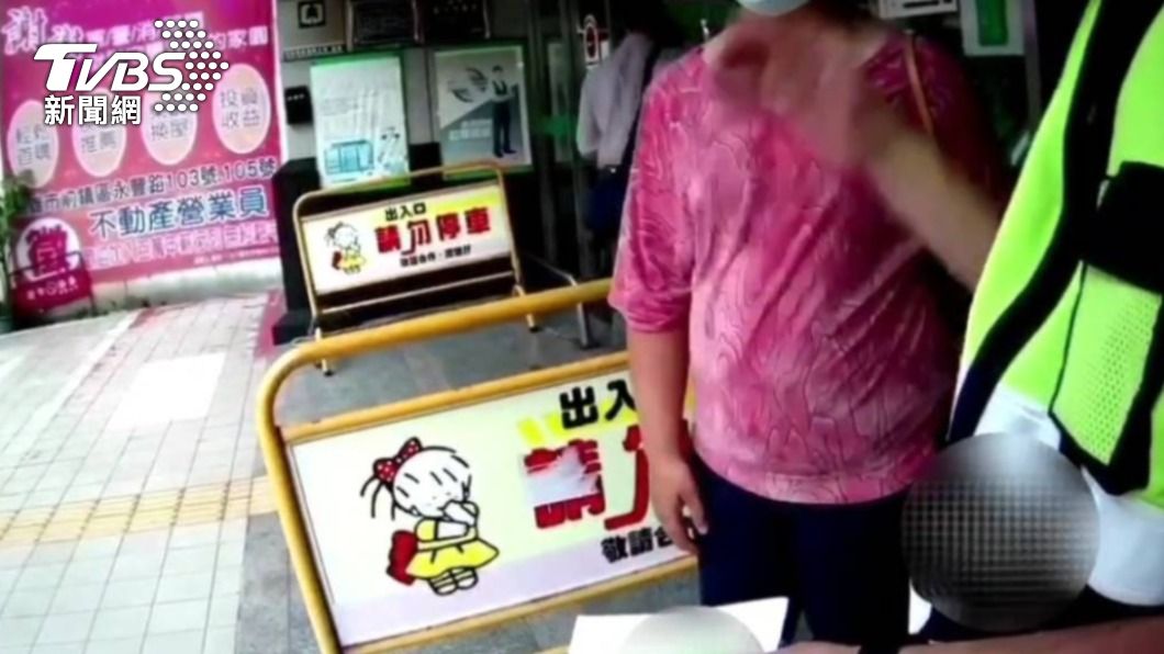 郵局通報警方有警示帳戶刷存摺。(圖/TVBS)