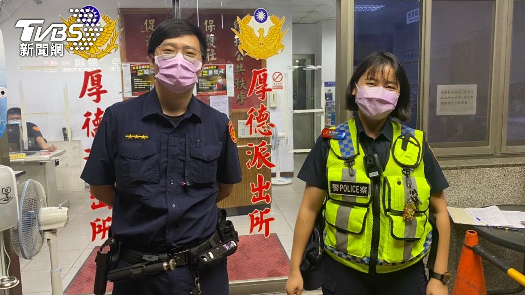警員邱衍超、謝湘凌不停關懷婦人才查出身份。(圖/TVBS)