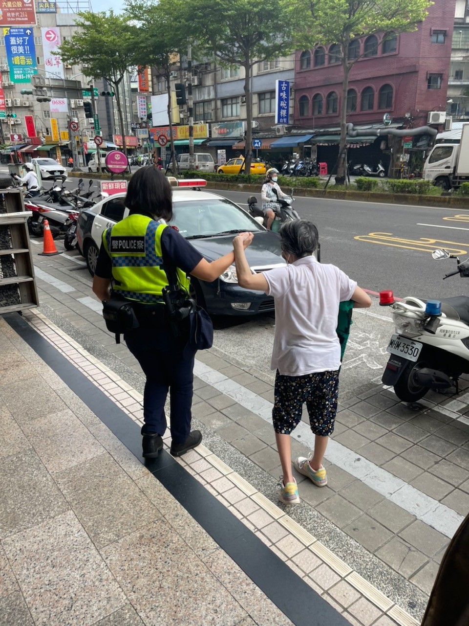 女警把婦人當成親奶奶一樣照顧。(圖/TVBS)