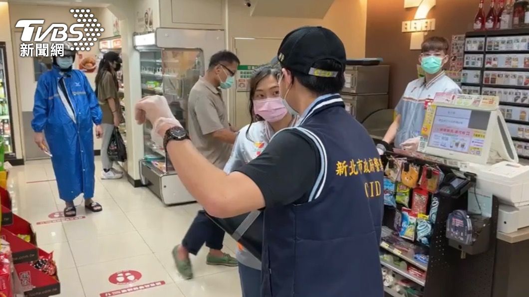員警到超商調閱監視器追足跡。(圖/TVBS)