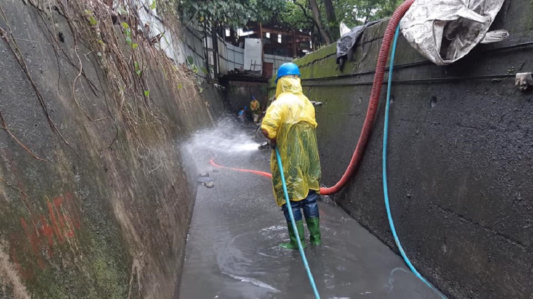 下水道清潔員的工作十分辛苦。(圖/翻攝自爆廢公社)