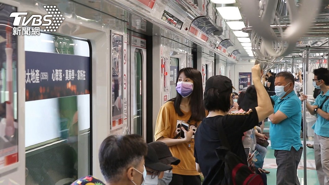 許多上班族擔心通勤時感染病毒。(示意圖/TVBS)