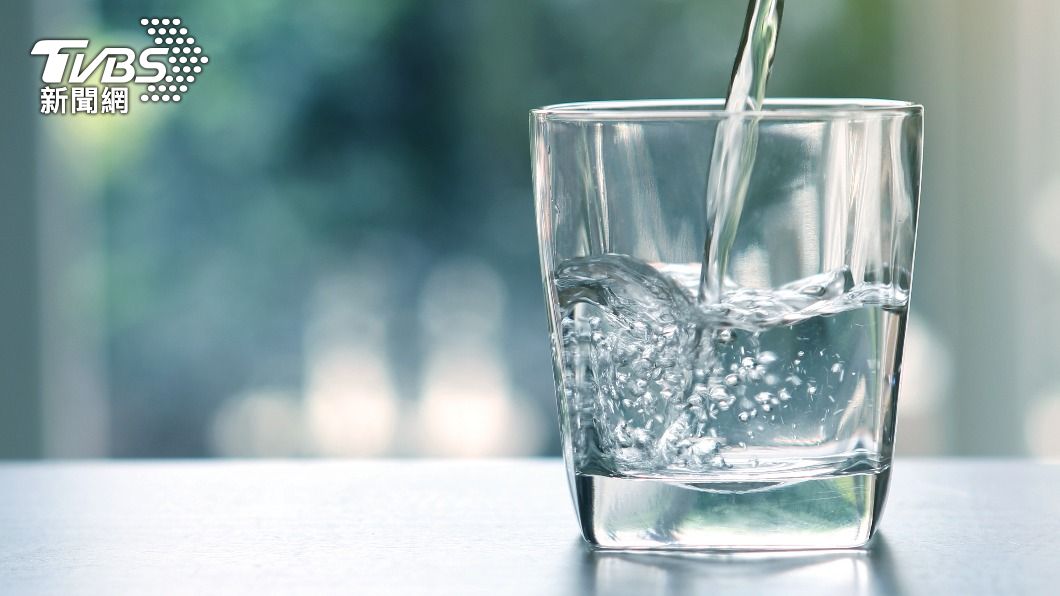養成分次、分量喝水的好習慣，幫助代謝、消水腫。（示意圖／shutterstock達志影像）