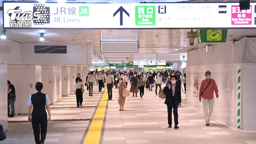 人潮最多的JR新宿站爆出車站職員集體染疫。(圖/達志影像美聯社)
