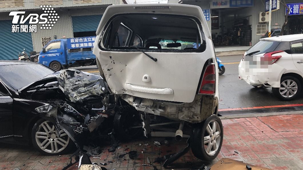 2少年逆向衝撞毀3車　大喊「快爆炸了！」下車拔腿肇逃