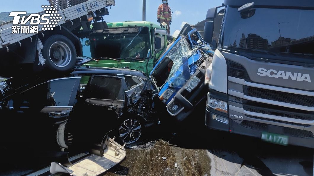 臺64線西行八里出口日前發生砂石車追撞前方停等紅燈車輛事故,共計10輛車牽連其中,釀1死3傷慘劇。(圖片來源/ TVBS)