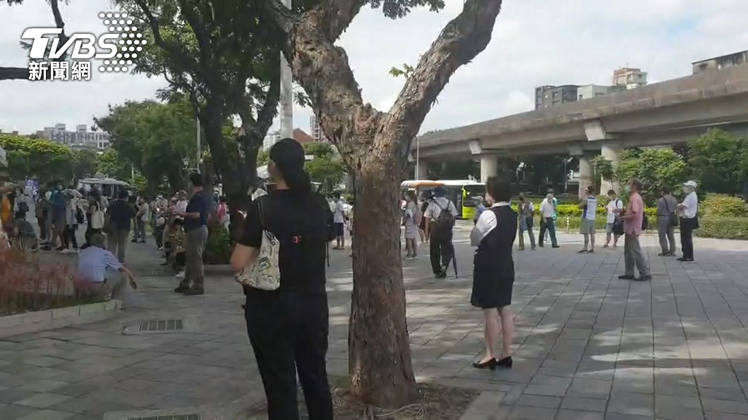 雙方都到花博公園遛狗。（圖／TVBS）