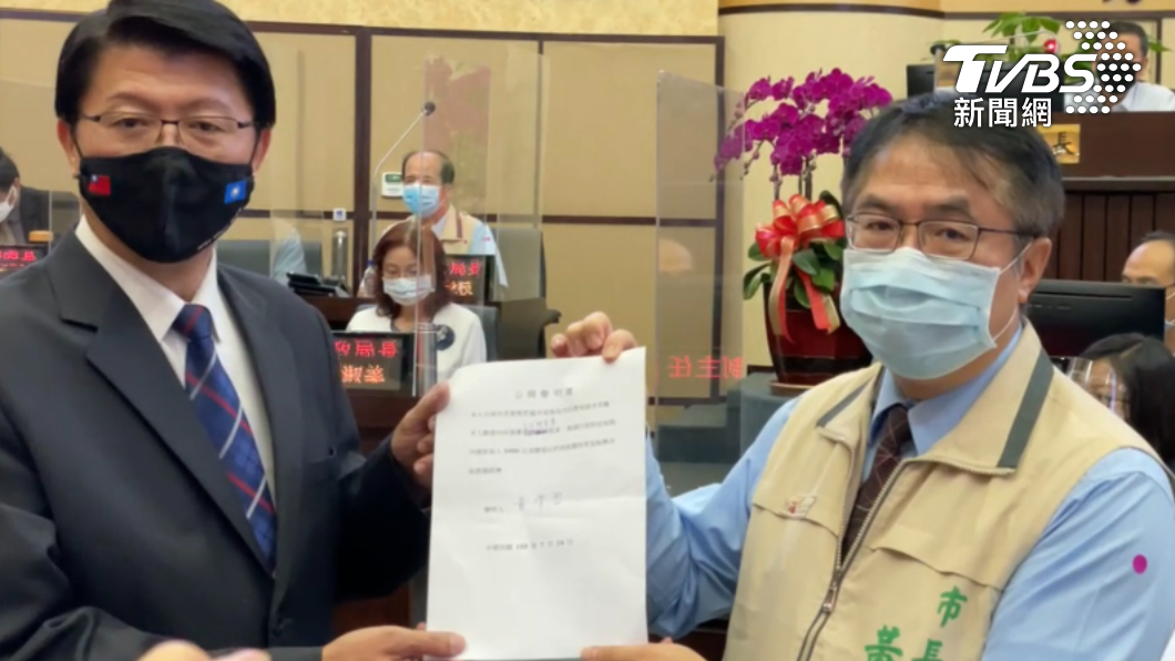 謝龍介質詢捐1百萬!呼籲發5千消費券 黃偉哲承諾提案